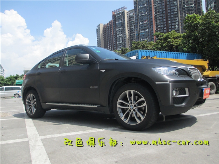 寶馬X6車身改顏色 全車貼膜改色施工美國艾利金屬拉絲黑 深圳車衣裳龍華民治膜幻色彩專業(yè)改色店