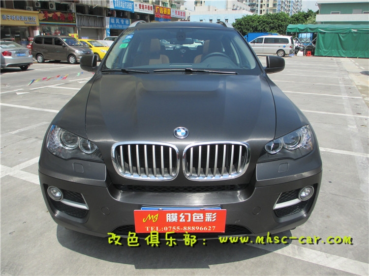 寶馬X6車身改顏色 全車貼膜改色施工美國艾利金屬拉絲黑 深圳車衣裳龍華民治膜幻色彩專業(yè)改色店