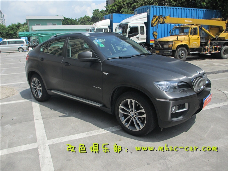 寶馬X6車身改顏色 全車貼膜改色施工美國艾利金屬拉絲黑 深圳車衣裳龍華民治膜幻色彩專業(yè)改色店