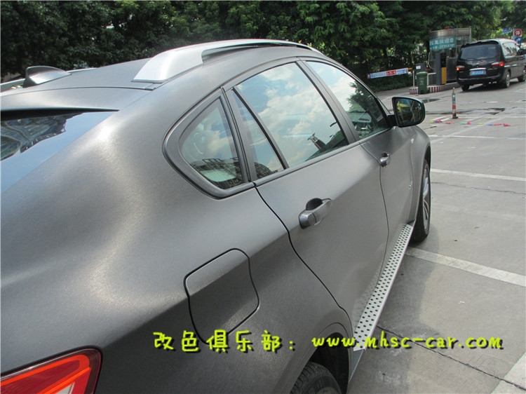 寶馬X6車身改顏色 全車貼膜改色施工美國艾利金屬拉絲黑 深圳車衣裳龍華民治膜幻色彩專業(yè)改色店