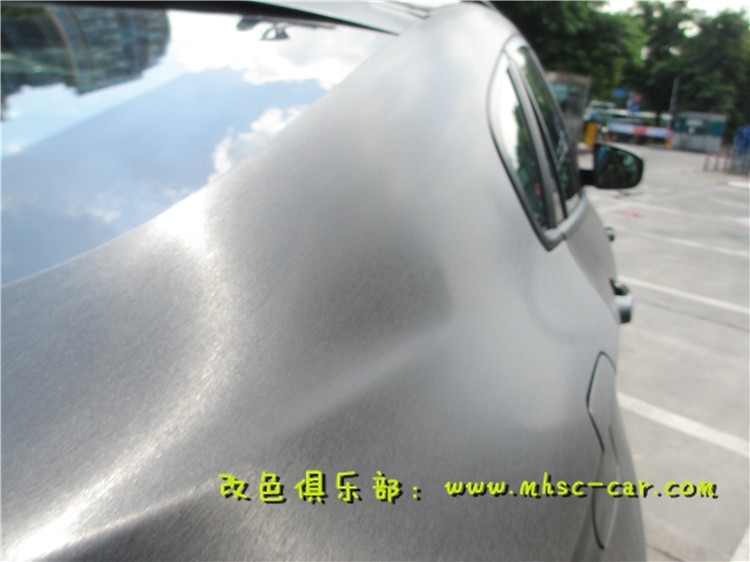 寶馬X6車身改顏色 全車貼膜改色施工美國艾利金屬拉絲黑 深圳車衣裳龍華民治膜幻色彩專業(yè)改色店