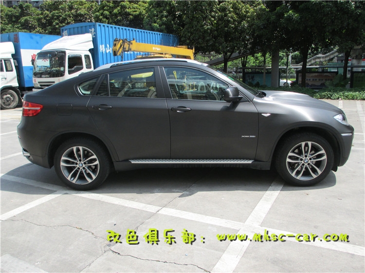 寶馬X6車身改顏色 全車貼膜改色施工美國艾利金屬拉絲黑 深圳車衣裳龍華民治膜幻色彩專業(yè)改色店