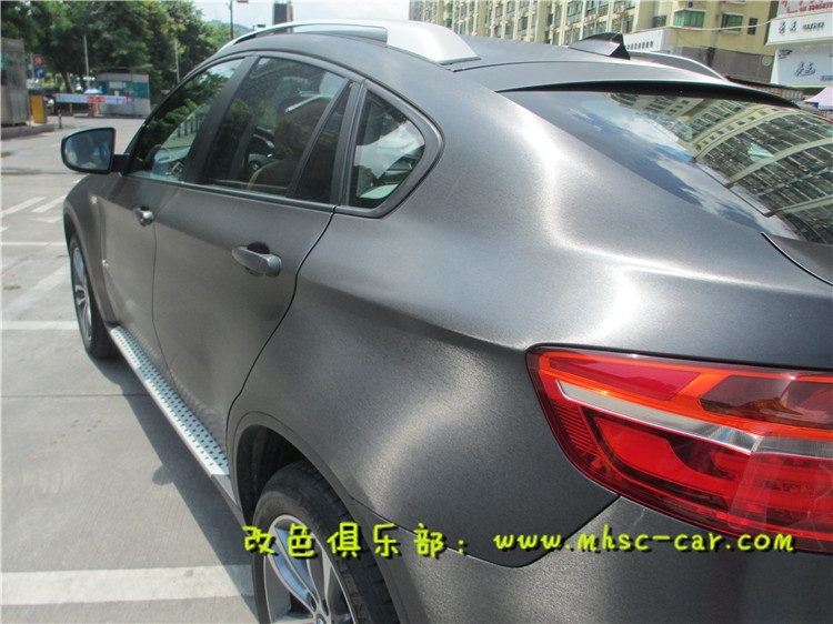寶馬X6車身改顏色 全車貼膜改色施工美國艾利金屬拉絲黑 深圳車衣裳龍華民治膜幻色彩專業(yè)改色店