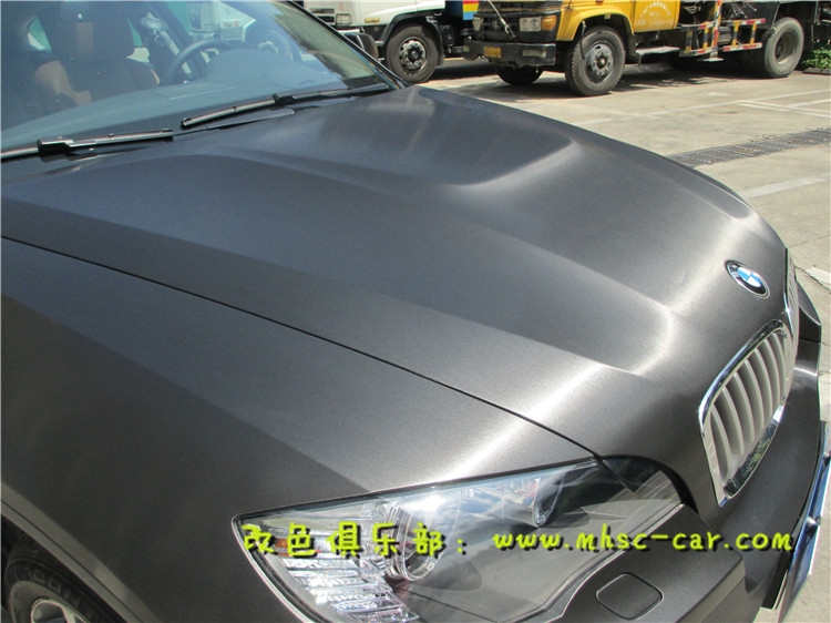 寶馬X6車身改顏色 全車貼膜改色施工美國艾利金屬拉絲黑 深圳車衣裳龍華民治膜幻色彩專業(yè)改色店