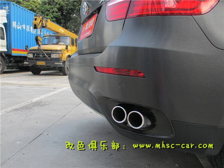 寶馬X6車身改顏色 全車貼膜改色施工美國艾利金屬拉絲黑 深圳車衣裳龍華民治膜幻色彩專業(yè)改色店