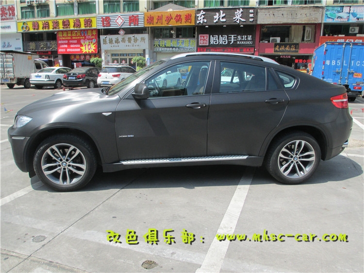 寶馬X6車身改顏色 全車貼膜改色施工美國艾利金屬拉絲黑 深圳車衣裳龍華民治膜幻色彩專業(yè)改色店