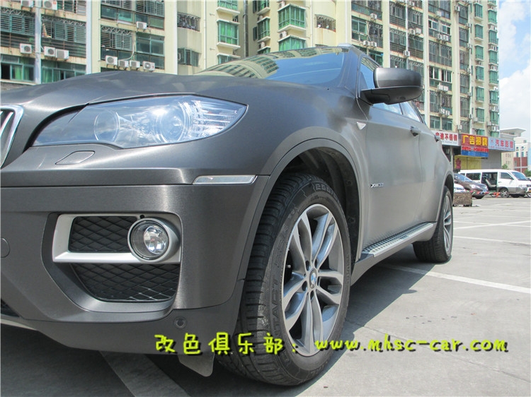 寶馬X6車身改顏色 全車貼膜改色施工美國艾利金屬拉絲黑 深圳車衣裳龍華民治膜幻色彩專業(yè)改色店