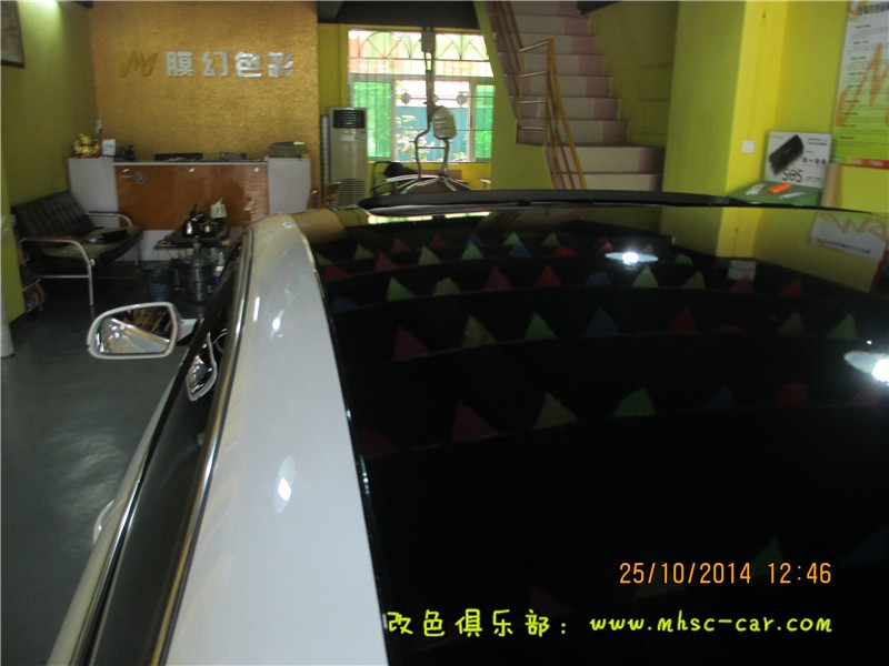 奧迪A4L貼黑頂 亮黑全景天窗貼膜 熏黑尾燈貼膜 深圳龍華民治貼膜店