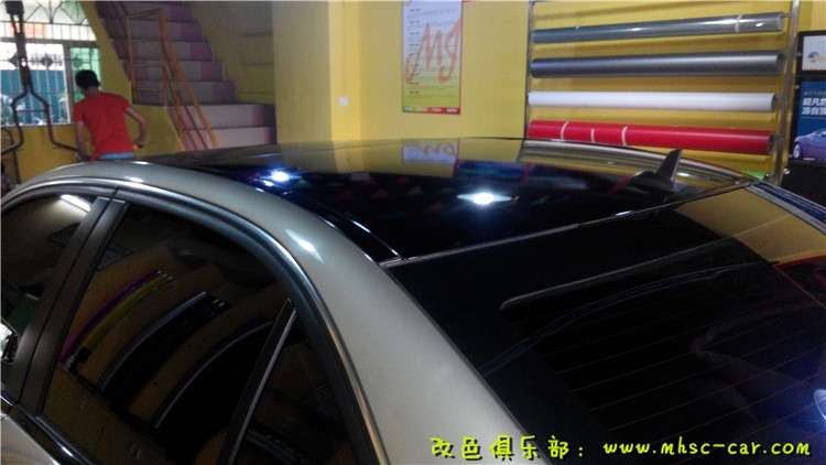 奔馳C級(jí)貼黑頂 高亮黑全景天窗貼膜 黑色車頂膜