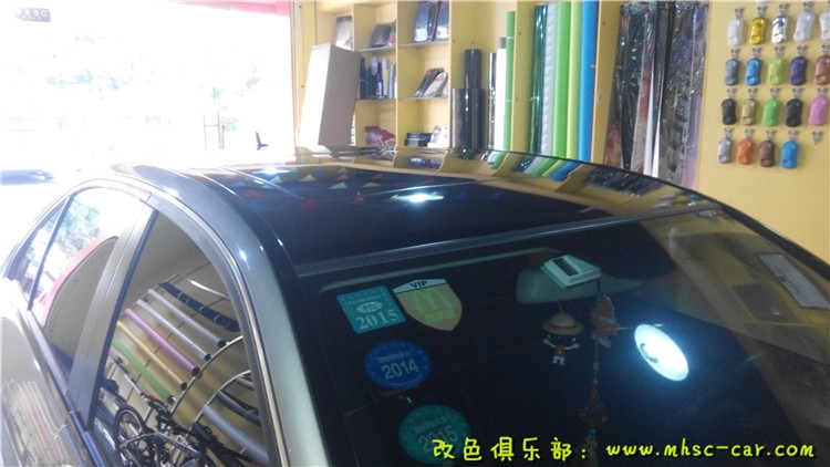 奔馳C級(jí)貼黑頂 高亮黑全景天窗貼膜 黑色車頂膜