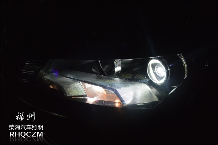 福州汽車改燈店 大眾帕薩特大燈升級(jí)氙氣燈海拉五透鏡 福州榮海汽車照明