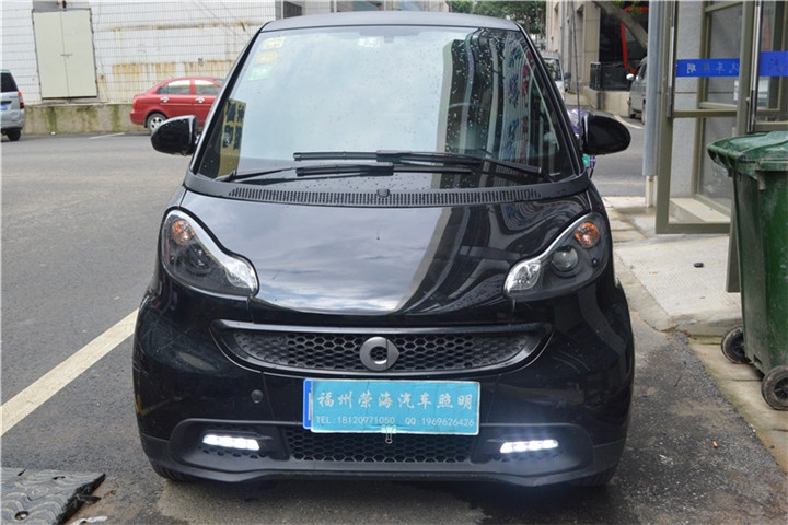 福州汽車(chē)改日行燈 奔馳smart升級(jí)改裝LED日行燈 福州榮海汽車(chē)照明