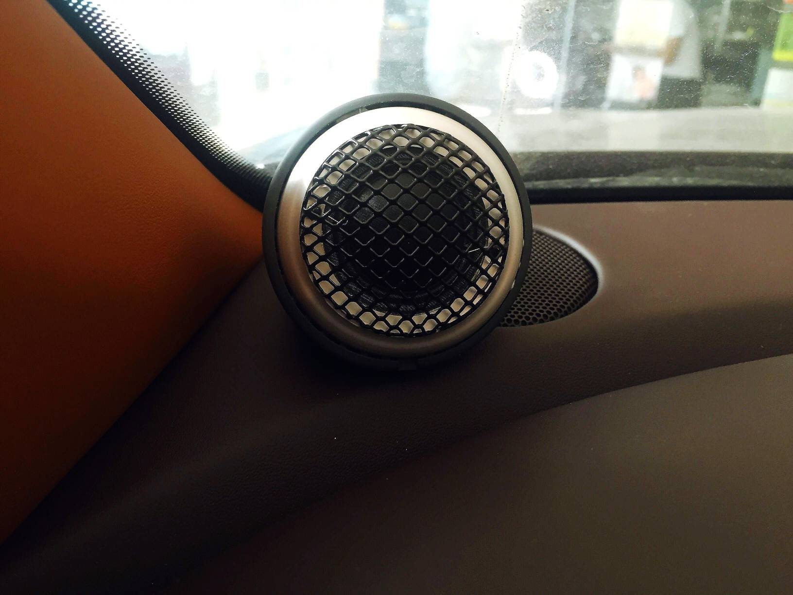 佛山途歌汽車影音：賓利飛馳音響改裝，理智的“瘋狂”選擇，殿堂級音樂享受