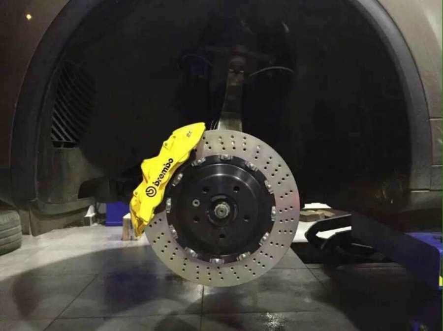 大連德利汽車改裝保時捷卡宴改裝brembo剎車套件