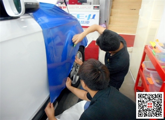 武漢汽車車身改色貼膜│奧迪Q7施工艾利大珠光藍(lán)改色案例