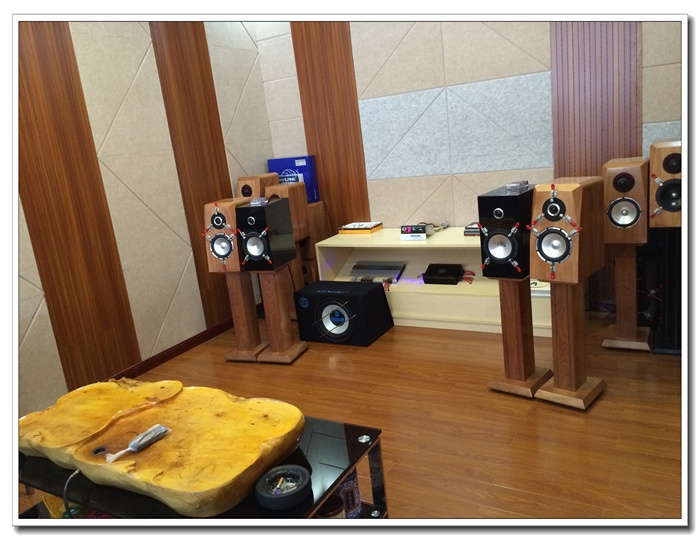 昆明鼎馭汽車音響改裝店—店內(nèi)形象