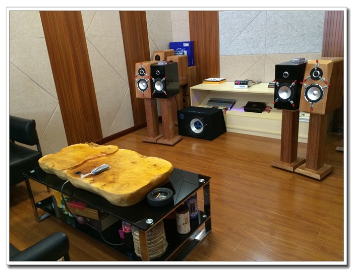 昆明鼎馭汽車音響改裝店—店內(nèi)形象