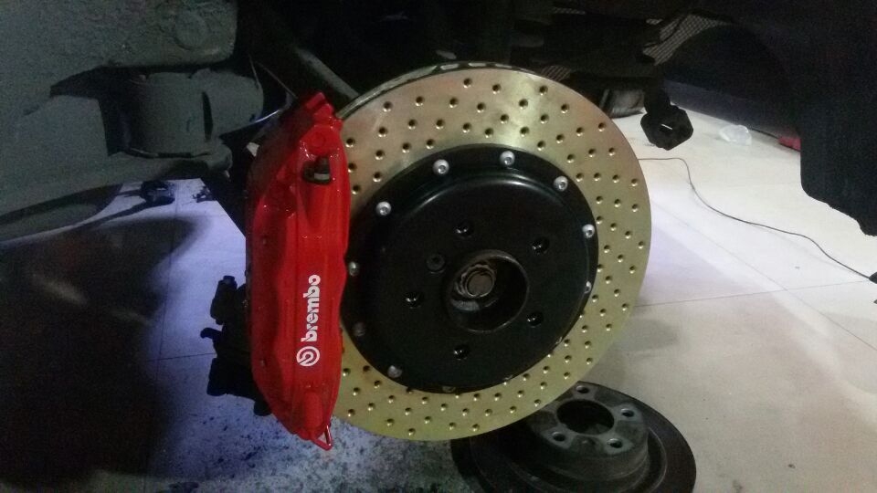 寶馬E90改裝意大利BREMBO卡宴版前六后四剎車套裝