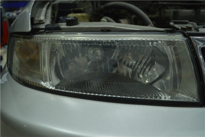 福州汽車大燈翻新 菱帥車燈升級(jí)氙氣燈Q5透鏡藍(lán)色惡魔眼 福州榮海照明