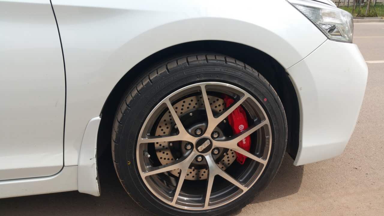 九代雅阁改装意大利brembo f50刹车套装装车效果图