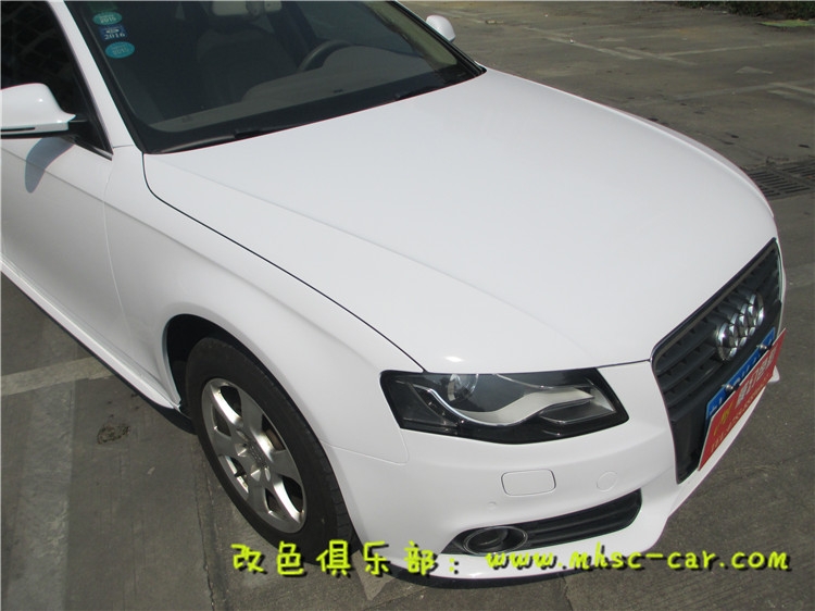 奧迪A4L貼膜改顏色 改色施工比利時麥可貼亮光白