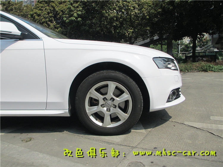 奧迪A4L貼膜改顏色 改色施工比利時麥可貼亮光白