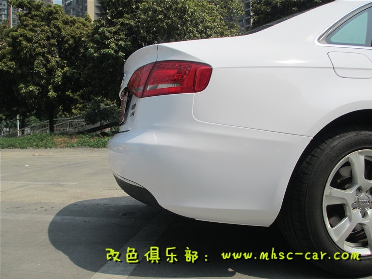 奧迪A4L貼膜改顏色 改色施工比利時麥可貼亮光白