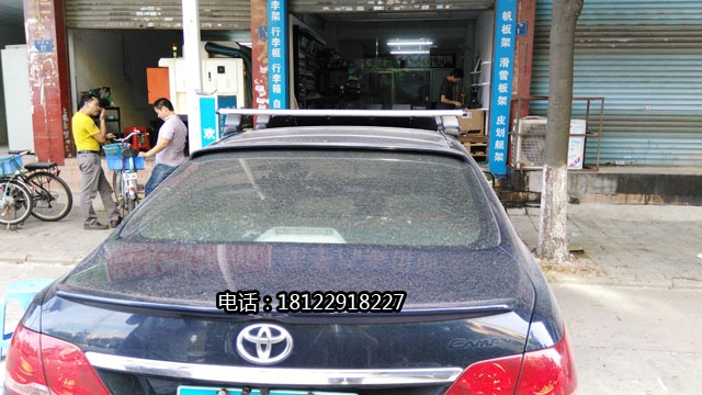 豐田凱美瑞安裝拓樂擾流板及汽車車頂行李架