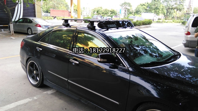 豐田凱美瑞安裝拓樂擾流板及汽車車頂行李架