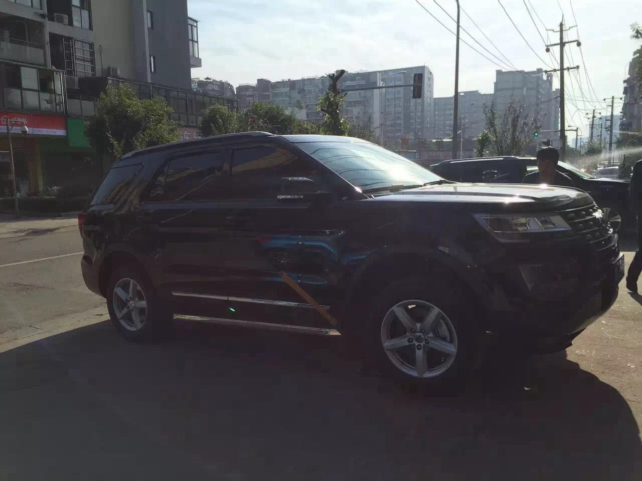 2016款最新款福特探險(xiǎn)者 原車18寸升級(jí)20寸輪轂