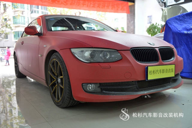 武漢松杉汽車(chē)音響改裝寶馬325轎跑升級(jí)麂皮內(nèi)飾