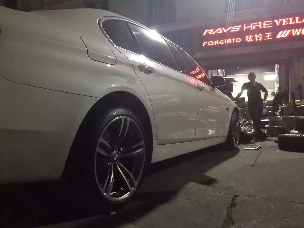 寶馬，裝原裝M4 鍛造 19寸！