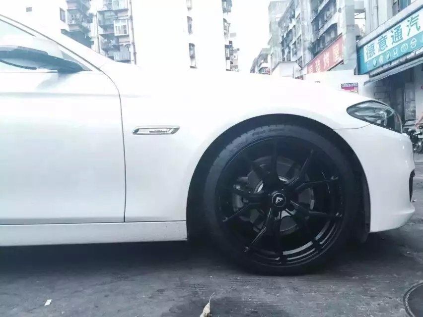 寶馬，5系上 20寸 ！