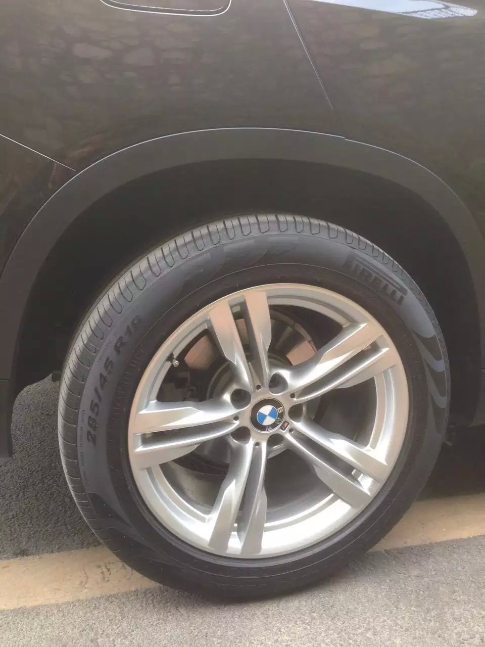 感謝車主回圖： 寶馬，裝原裝 19寸！