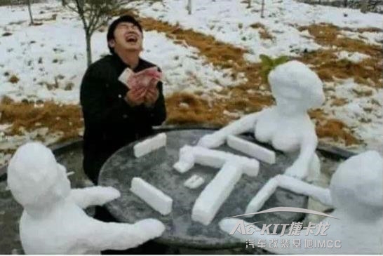捷卡龍人也太有才了！這雪人堆得也太養(yǎng)眼了吧！
