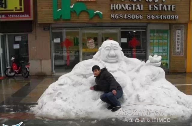 捷卡龍人也太有才了！這雪人堆得也太養(yǎng)眼了吧！
