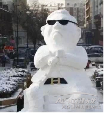 捷卡龍人也太有才了！這雪人堆得也太養(yǎng)眼了吧！