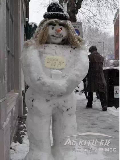 捷卡龍人也太有才了！這雪人堆得也太養(yǎng)眼了吧！