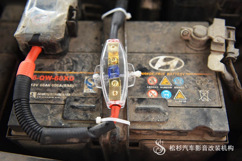 武漢松杉汽車音響改裝現(xiàn)代索納塔升級(jí)德國(guó)喜力仕/赫茲音響+俄羅斯STP隔音