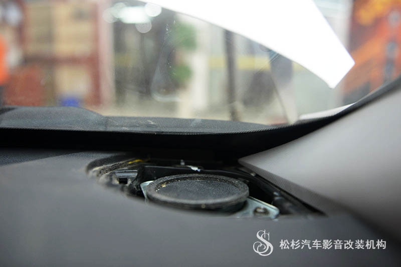 武漢松杉汽車音響改裝現(xiàn)代索納塔升級(jí)德國(guó)喜力仕/赫茲音響+俄羅斯STP隔音