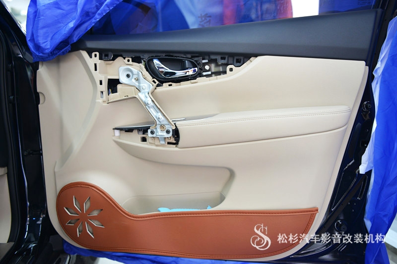 武漢松杉汽車音響改裝日產(chǎn)新奇駿升級意大利歐迪臣/赫茲音響+俄羅斯STP隔音