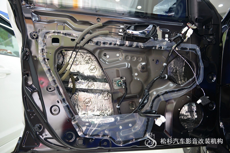 武漢松杉汽車音響改裝日產(chǎn)新奇駿升級意大利歐迪臣/赫茲音響+俄羅斯STP隔音
