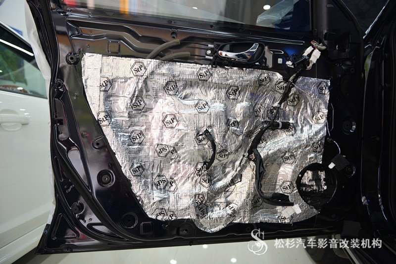 武漢松杉汽車音響改裝日產(chǎn)新奇駿升級意大利歐迪臣/赫茲音響+俄羅斯STP隔音