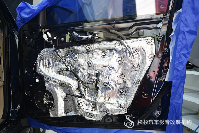 武漢松杉汽車音響改裝日產(chǎn)新奇駿升級意大利歐迪臣/赫茲音響+俄羅斯STP隔音