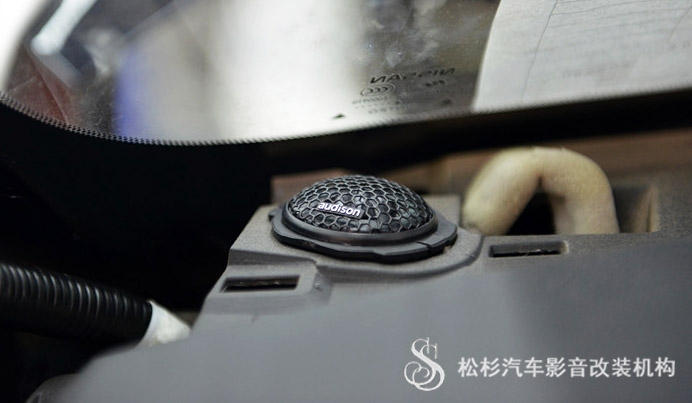 武漢松杉汽車音響改裝日產(chǎn)新奇駿升級意大利歐迪臣/赫茲音響+俄羅斯STP隔音