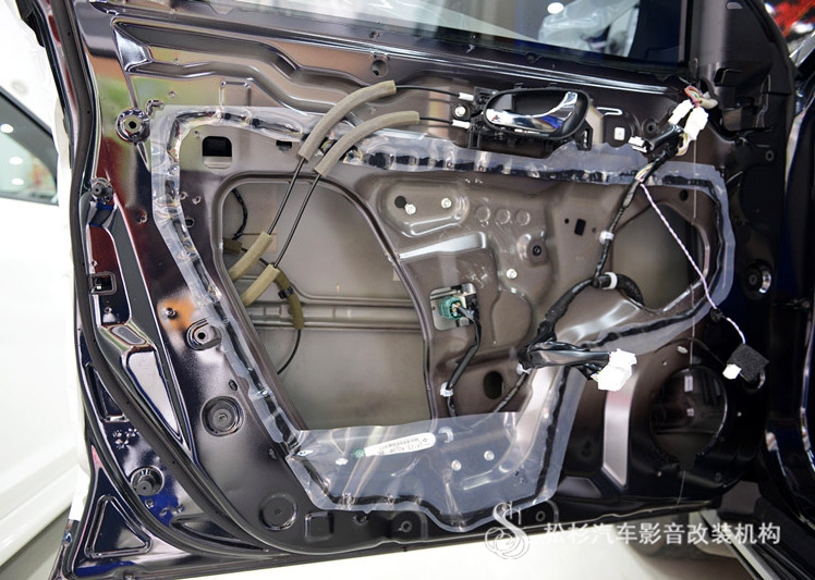 武漢松杉汽車音響改裝日產(chǎn)新奇駿升級意大利歐迪臣/赫茲音響+俄羅斯STP隔音
