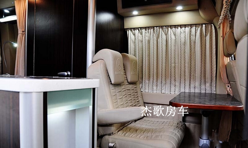 奔馳尊逸房車