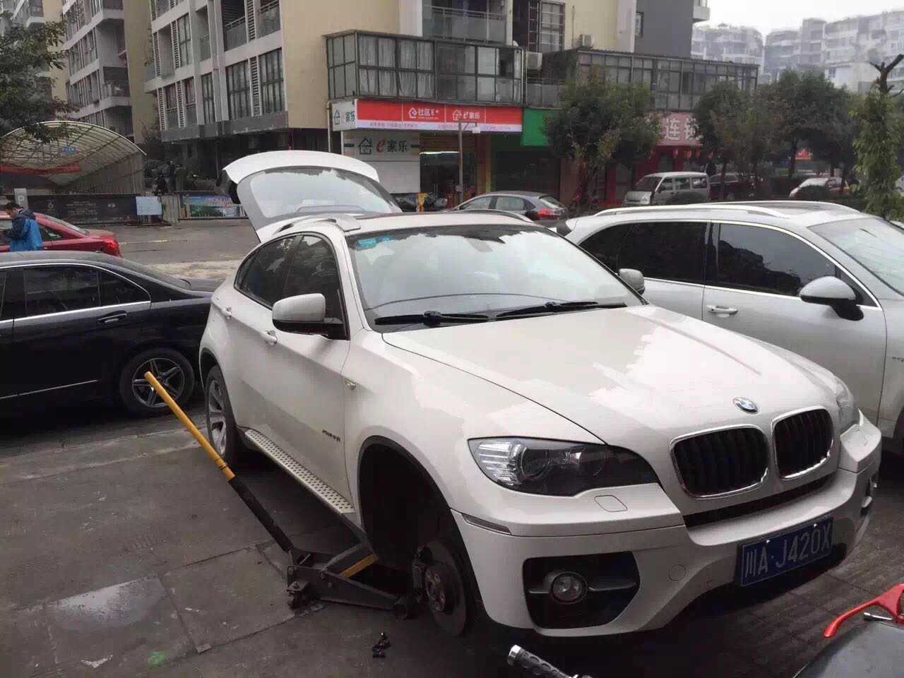 寶馬X6 升級20寸鍛造輪轂 在也擔(dān)心開裂的問題了