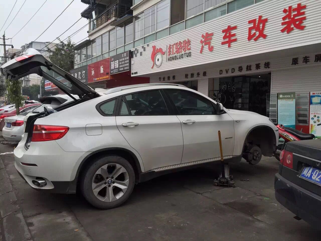 寶馬X6 升級20寸鍛造輪轂 在也擔(dān)心開裂的問題了