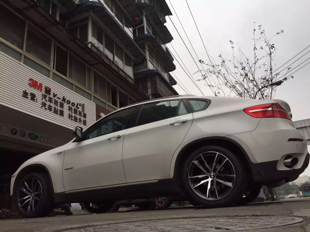 寶馬X6 升級20寸鍛造輪轂 在也擔(dān)心開裂的問題了
